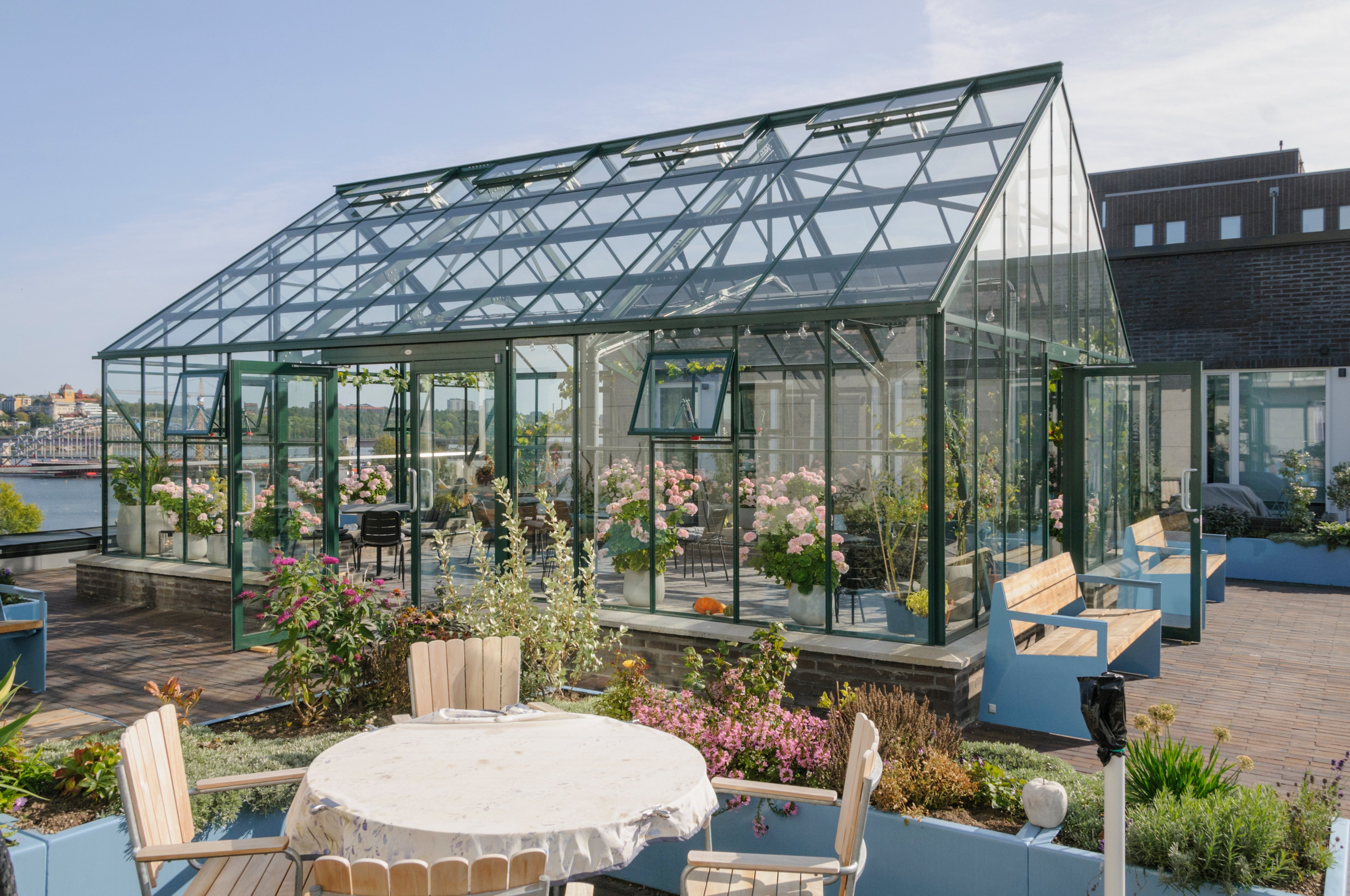 The Cottage Greenhouse Rooftop 18x26 SG6 1